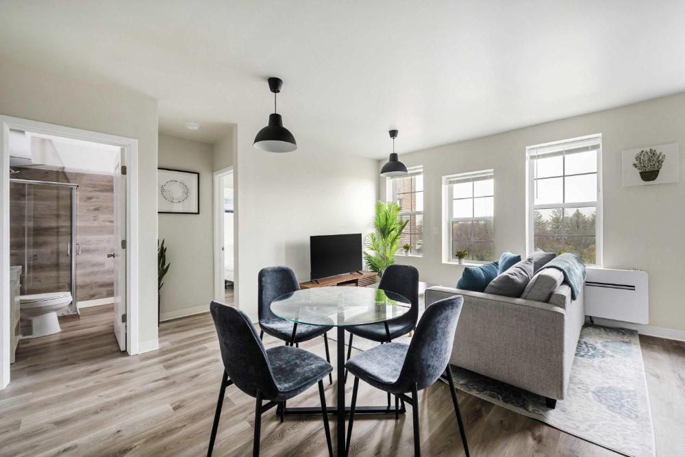 2BR Luxury Suite Near Henry Ford